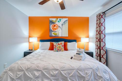 夏洛特Trendy Escape ◉ California King bed awaits!的一间卧室配有一张带两盏灯的大型白色床。
