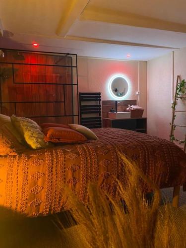 米尔库尔BEAUTIFUL LIFE BED and SPA的一间卧室配有一张带橙色床罩和桌子的床