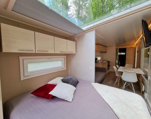 莱佩维尔塔曼斯卡哈约假日露营地的一间小卧室,配有一张带窗户的床