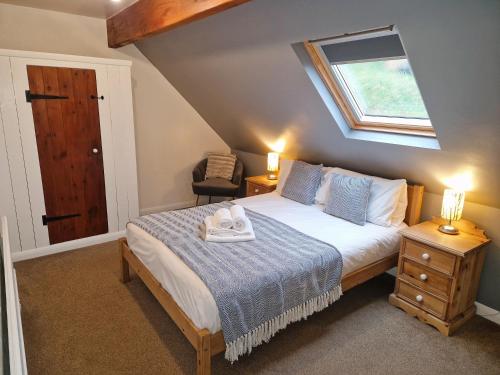 霍普Ash Cottage的一间卧室配有一张床和天窗
