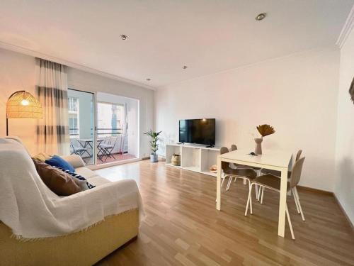 滨海圣波尔Hauzify I Apartament Can Reig的客厅配有沙发和桌子
