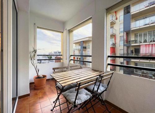 滨海圣波尔Hauzify I Apartament Can Reig的阳台配有木桌和两把椅子