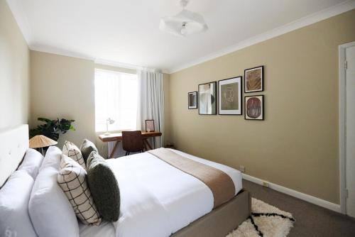 伦敦The London Escape - Modish 1BDR Flat的卧室设有一张白色大床和一扇窗户。