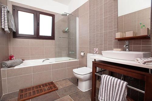 帕福斯Villa Arcadia, Kallepia的带浴缸、卫生间和盥洗盆的浴室