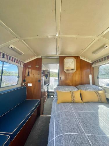 MalgasHouseboats - Living The Breede - Valid Skippers License compulsory的一间火车车厢内带两张床的卧室