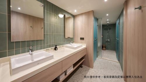 龙潭福华石门水库渡假饭店 的一间带两个盥洗盆和淋浴的浴室