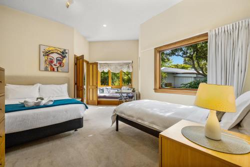 基督城Fendalton Villa - Christchurch Holiday Home的一间卧室设有一张床和一个窗口