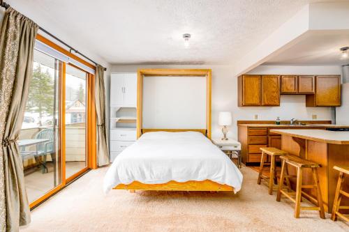 哥德伍德Timberline Getaway的一间卧室配有一张床和一间厨房