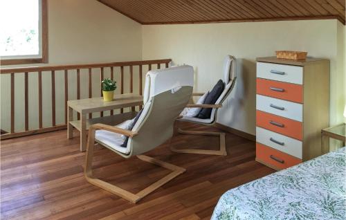 LadridoCasa El Rosedal的一间卧室配有两把椅子、一张桌子和一张床