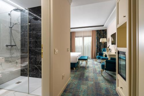 赛比什鲁尔德奥尔酒店的酒店客房设有淋浴和一间卧室。