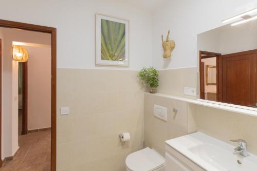 卡拉达沃Villa Dora的一间带水槽、卫生间和镜子的浴室
