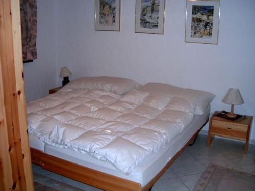 阿斯科纳Casa Franci的一间卧室配有白色床单