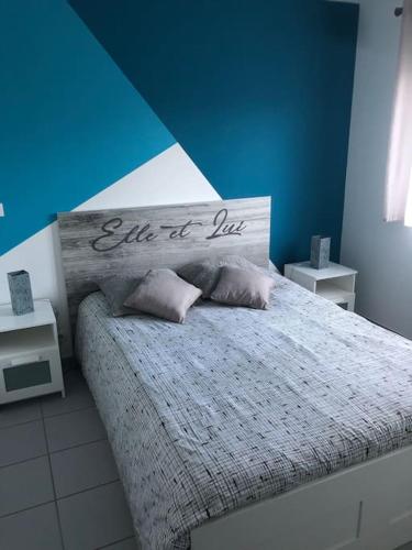 乌尔坦Maison chaleureuse lac & mer的一间卧室,配有一张带标志的床