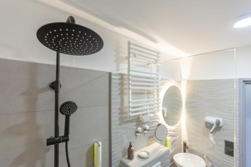 柏林Yggotel Spurv的带淋浴、卫生间和盥洗盆的浴室