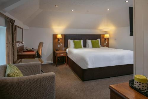 诺里奇安妮丝雷贝斯特韦斯特酒店的酒店客房设有一张大床和一张书桌。