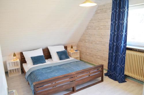 吕贝克Pension Lübeck的一间卧室配有一张带蓝色和白色枕头的床