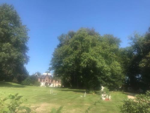 Maison de gardien , manoir de Pichemont, » la maison des écureuils »外面的花园