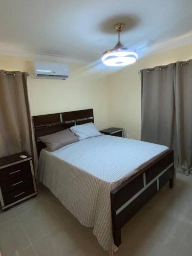MendozaThree bedroom, two bath flat in San Isidro, Santo Domingo Este的一间卧室设有一张床和天花板