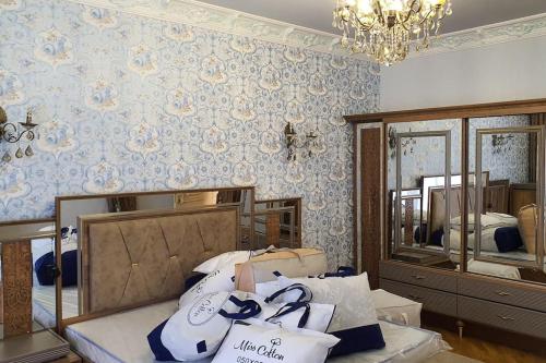 巴库Buzovna Villa的一间卧室配有一张床和镜子