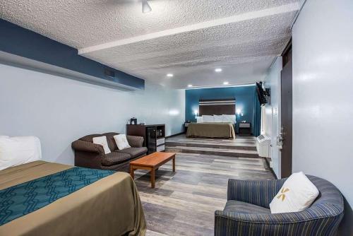 哈蒙顿Red Carpet Inn & Suites NJ-73的酒店客房设有床和客厅。