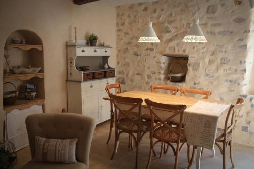 圣吉扬莱代塞尔吉特马塞林度假屋的厨房配有木桌和椅子