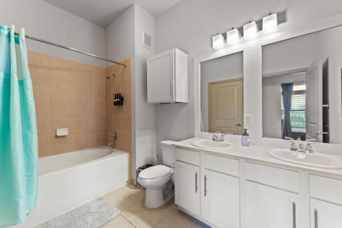 奥斯汀Spacious 2BR King Bed Suites Close to Downtown and Airport的浴室设有2个水槽、卫生间和镜子。