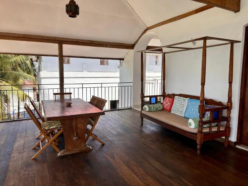 桑给巴尔David Livingstone's Home的客厅配有桌子、床和书桌