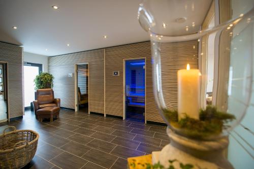 巴特伊堡弗雷登兰迪伊尔酒店的客厅配有蜡烛和椅子