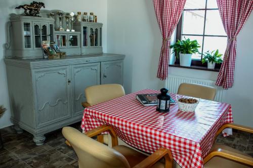 Paszowice兰花山农家乐的餐桌,配有红色和白色的桌布