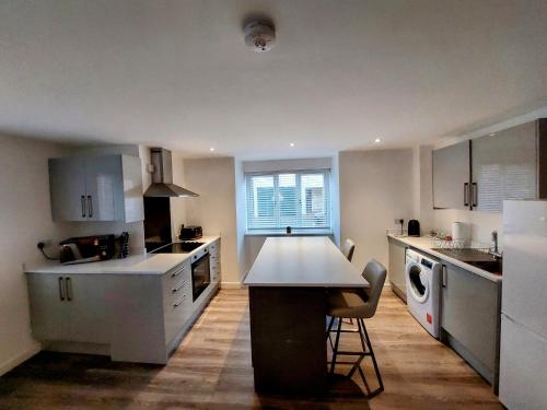 北安普敦Apartment Balmoral Road的厨房配有白色橱柜和桌子
