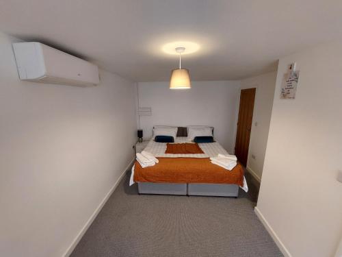 北安普敦Apartment Balmoral Road的一间小卧室,房间内设有两张床