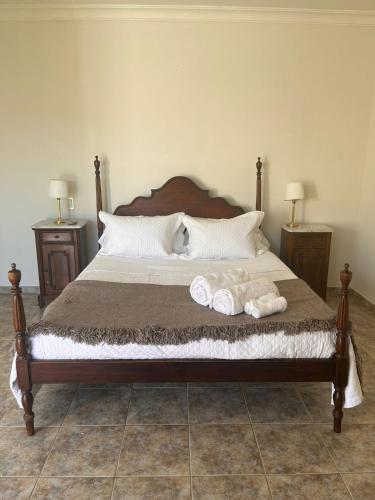 GualeguaychúGualeguaychú Golf y verdes的一间卧室配有一张床,上面有两条毛巾