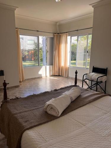 GualeguaychúGualeguaychú Golf y verdes的一间卧室配有一张床,床上有毛巾