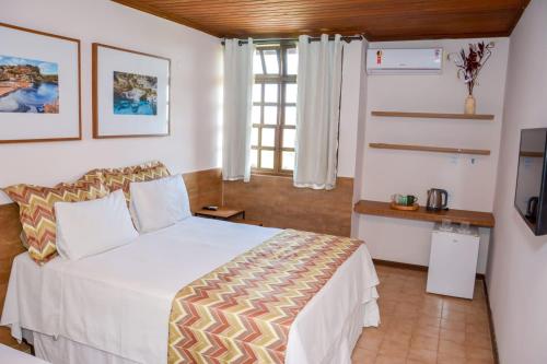穆库热Casarão Alpina的卧室配有白色的床和窗户。
