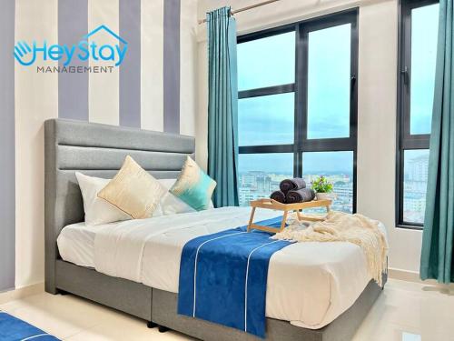 马六甲OngKimWee Residence By Heystay Management的一间卧室设有一张床和一个大窗户