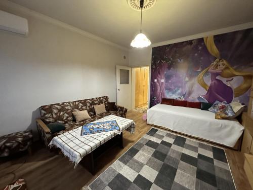 希萨里亚Villa Utopia, Property by LMG的客厅配有床和沙发