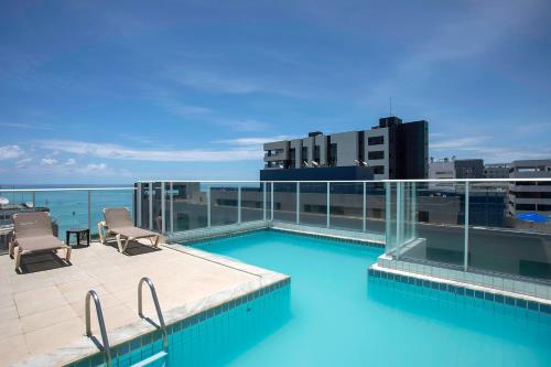 马塞约Slim Pajuçara by Tropicalis的建筑物屋顶上的游泳池