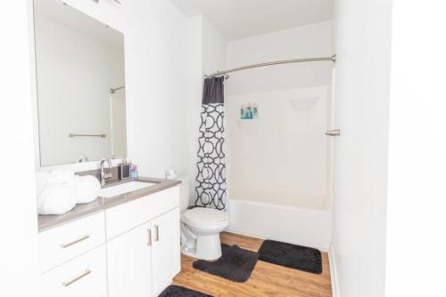 印第安纳波利斯Affordable 1BD, Comfy Queen Beds, with GYM的白色的浴室设有卫生间和淋浴。