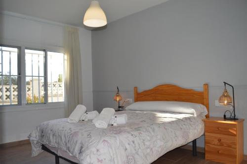 安波拉Casa Mar i Sol的一间卧室配有一张床,上面有两条毛巾