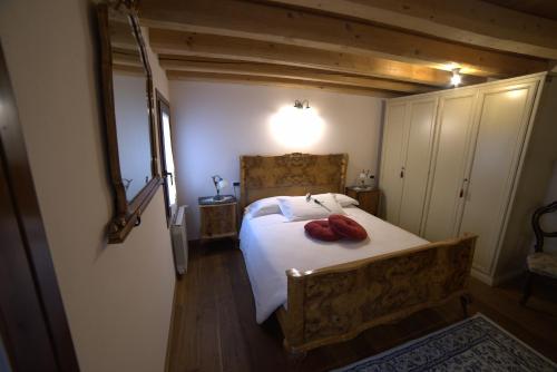 基奥贾B&B Casa Perla的一间卧室配有一张带两个红色枕头的床