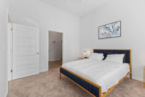 费舍尔Luxurious 1-Bedroom Fishers的一间卧室配有一张带白色床单的大床