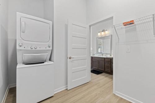 费舍尔Luxurious 1-Bedroom Fishers的白色客房,配有电视和水槽