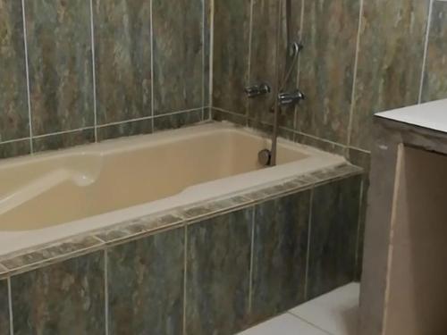 里奥阿托Sunrise Hostel Farallon的浴室设有浴缸和水龙头