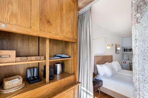 布拉加LP Heritage Apartments的一间卧室设有一张床和木墙