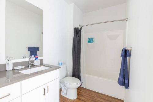 印第安纳波利斯Modern Upscale 1BR Fountain Square的浴室配有卫生间、盥洗盆和淋浴。