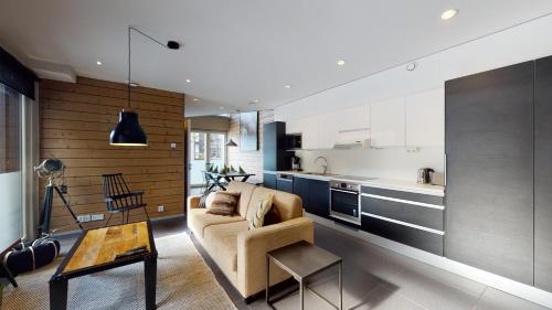 卡拉约基Sandy Kelt - Irish House Apartments的带沙发的客厅和厨房