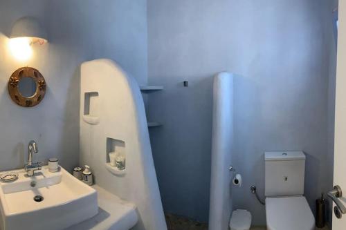 帕罗斯岛Villa Laugh, on The Limnes Beach的白色的浴室设有水槽和卫生间。