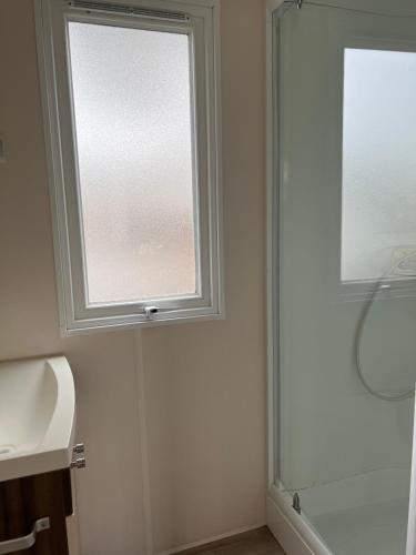 维亚斯Mobilhome 5 VO32的一间带窗户、水槽和淋浴的浴室