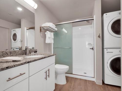 达拉姆WaterWalk Raleigh RTP的一间带卫生间、洗衣机和烘干机的浴室