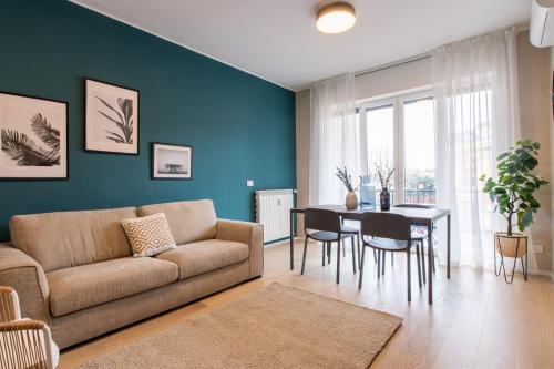 米兰Daplace - Portaluppi Apartment的客厅配有沙发和桌子